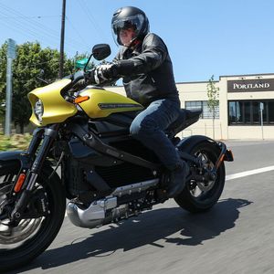 2019 wurde dieses E-Motorrad als Harley-Davidson Livewire vorgestellt, Ende 2019 tröpfelten die ersten Fahrzeuge auf den deutschen Markt.(Bild:  Alessio Barbanti/Harley-Davidson)