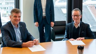 V.l.n.r.: Jens Nietzschmann, DAT-Geschäftsführer Inland und Sprecher der Geschäftsleitung, Benedikt Maier, Mitglied der IfA-Institutsleitung und Geschäftsführer der Zukunftswerkstatt 4.0, Prof. Stefan Reindl, Studiendekan und Direktor des Instituts für Automobilwirtschaft (IfA). (Bild: IfA)