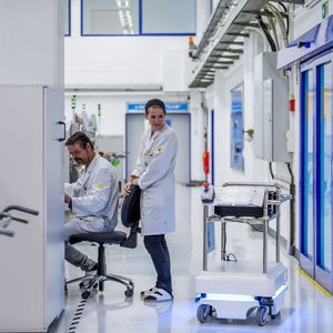 (Mobile Industrial Robots)