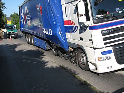 Da zwei Stahlrollen zu je 11 t wegen mangelhafter Ladungssicherung verrutscht waren, …  Bild: POL-ME/obs (Archiv: Vogel Business Media)