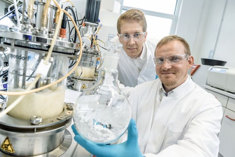 Das Gründerteam von Numaferm – Philipp Bürling (l.) und Christian Schwarz (r.). Das Start-up, das von Evonik unterstützt wird, hat eine Technologieplattform entwickelt, mit der Peptide planbar, in hoher Ausbeute und zu geringeren Kosten biotechnologisch produziert werden können. (Evonik)