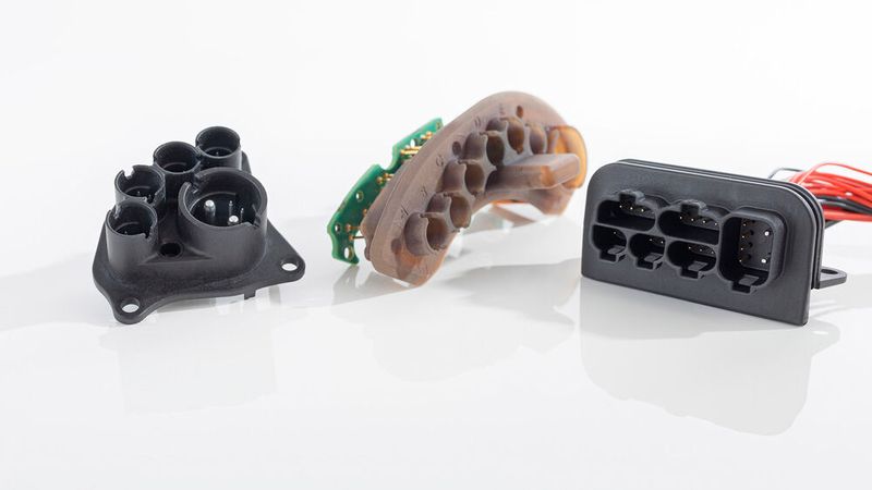 WERNER WIRTH (Halle B2, Stand 504): Unter dem Slogan „Your innovation. Our challenge.“ machen die Verbindungstechnik- und Komponentenschutz-Experten anhand von fünf Anwendungsthemen erlebbar, was die Stärke des Unternehmens ist. Eines der vorgestellten Projekt-Highlights dreht sich rund um den Steckverbinder für Photovoltaik-Dachziegel, ein weiteres um sicher verbundene E-Bike-Elektronik. (Bild: WERNER WIRTH GmbH)