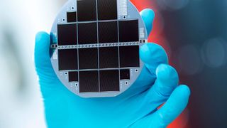 Mehrfachsolarzelle aus III-V-Halbleitern und Silizium, die 33,3 Prozent des Sonnenlichts in Strom wandelt.  (Fraunhofer ISE / D. Mahler)