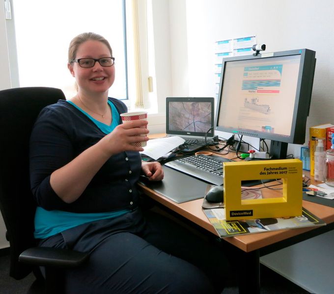 Statt Siegersekt gibt es für Redakteurin Kathrin Schäfer am Tag nach der Preisverleihungsfeier wieder Kaffee im Büro. (Schäfer / Devicemed)