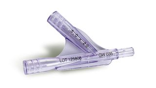 Y-Konnektor: Beschriftung auf Kunststoff mit dem Nd:YAG-Laser von ACI ermöglicht eine eindeutige Identifizierung der Produkte. (Bild: ACI)