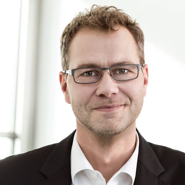 Markus Wrage informiert die Zuhörer über Smart cameras for smart factories: Der Einsatz von Bildverarbeitung in der Logistik – Unter diesem Titel geben wir Ihnen einen Überblick über die technologischen Unterschiede von Laserscannern vs. bildbasierten Codelesegeräten, und erläutern, welche Rolle Konnektivität und visuelles Leistungsfeedback für intelligente Logistikprozesse spielen. (Bild: Cognex)