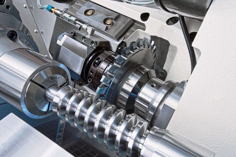 Schneckenfertigung auf der Gleason-P90-­Wälzfräsmaschine. (Gleason)