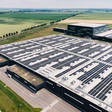 Der Neubau im Industriepark Ost von Halberstadt bietet rund 260.000 Quadratmeter Logistkfläche. (Bild: Daimler Truck AG)