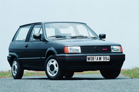 Der Seriöse: Mit der Modellpflege von 1990 bekam der Polo II eine neue Front mit den damals modischen Rechteckscheinwerfern. (VW)