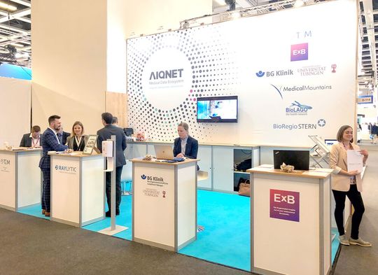 Bereits 2022 war das Konsortium vertreten: Aiqnet präsentiert sich wieder vom 25. bis 27. April in Berlin bei der DMEA in Halle 3.2, Stand C-106. Der Gemeinschaftsauftritt wird von der Medical Mountains GmbH organisiert. Bereits 2022 war das Konsortium vertreten: Aiqnet präsentiert sich wieder vom 25. bis 27. April in Berlin bei der DMEA in Halle 3.2, Stand C-106. Der Gemeinschaftsauftritt wird von der Medical Mountains GmbH organisiert.