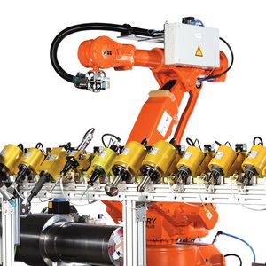 Bild 1: Der Roboter ist auf einer Schiene verfahrbar und bearbeitet die über 1 km langen Konturen an den Generatorwellen mit verschiedenen Entgratwerkzeugen.