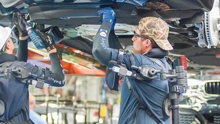 Eksoskelett-Weste im BMW Group Werk Spartanburg. (BMW/2016 Fred Rollison Photography)