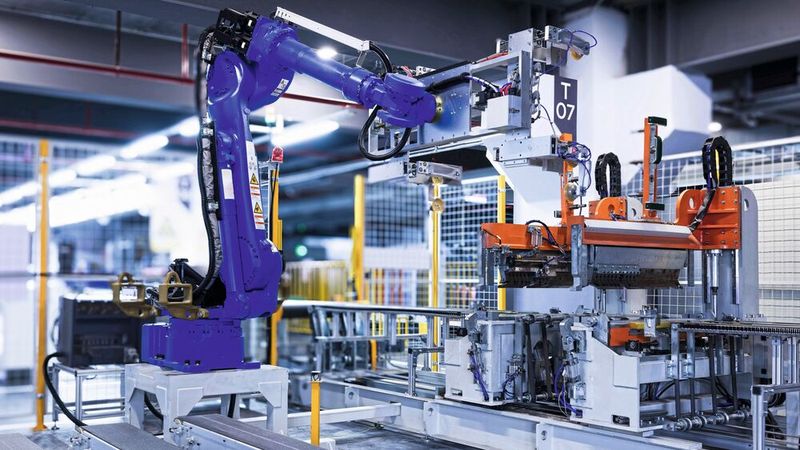Wenn KI Aktuatoren steuert, wird Edge AI zur Physical AI. Hinsichtlich der Software-Entwicklung kommt es dabei nicht nur auf die Modelleistung an: gerade Safety, Compliance und eine zertifizierte Toolchain werden hier zu entscheidenden Faktoren.(Bild:  @homaappliances/Unsplash / Unsplash)