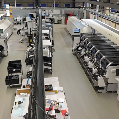Einblick in die SMD‑Fertigung von A+B Electronic: Zwei gegenüberstehende Fuji‑Linien (NXT III und NXTR S) schaffen Redundanz, höhere Kapazität und kurze Wege.  (Bild: A+B Electronic)