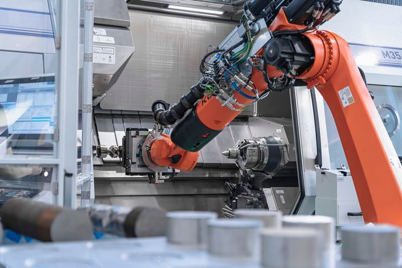 Auch ein mobiler Robert ist bei WFL auf der AMB zu sehen. Gezeigt wird die Aufnahme von Futterteilen und Werkzeugen aus dem Warehouse und die Ablage derselben. (Bild: WFL)