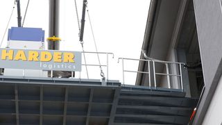 Die Montageplattform misst 3 m × 6,5 m, ist mit einem 1,1 m hohen Geländer ausgestattet und für eine Lastaufnahme bis 6,5 t zugelassen. (Harder)