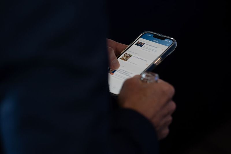 Über die Event-App hatten alle Teilnehmer der Konferenz die Möglichkeiten durch die Konferenz zu navigieren und neue Kontakte zu knüpfen. (Bild: Vogel IT-Akademie)