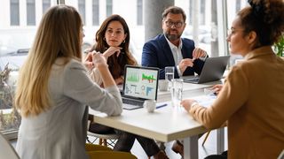 Arbeitnehmer verlieren laut Umfrage Vertrauen, wenn die aktuelle Lage des Unternehmens nicht kommuniziert wird. (Bild: © Moon Safari - stock.adobe.com)