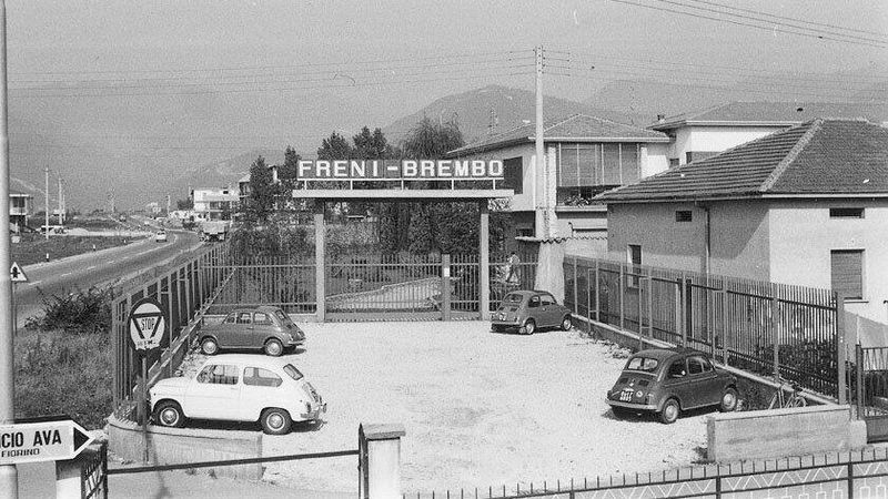 Die Geschichte von Brembo begann 1961 in einer kleinen Werkstatt in Bergamo, Italien. Gegründet wurde es von Emilio Bombassei und Italo Breda, die ihre Nachnamen kombinierten, um den Firmennamen „Brembo“ zu kreieren. Zunächst konzentrierte sich Brembo auf die Herstellung von Automobilkomponenten, aber es dauerte nicht lange, bis das Unternehmen seine wahre Berufung in der Welt des Hochleistungsbremssystems fand. (Bild: Brembo)