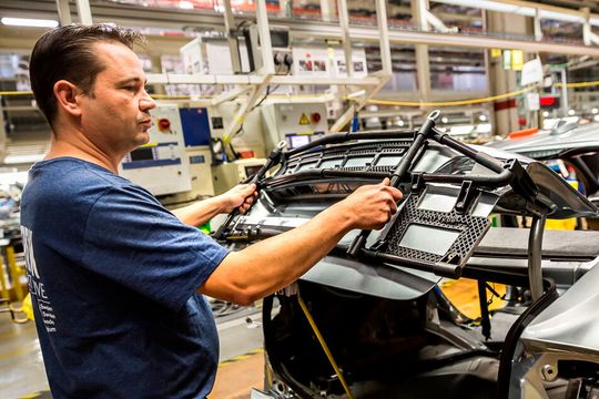 Ein Volvo arbeiter verwendet die 3D-gedruckte Klebevorrichtung – Vorlagen an einem Auto in der Produktionslinie(Bild:  x-default - Eric Demurie)