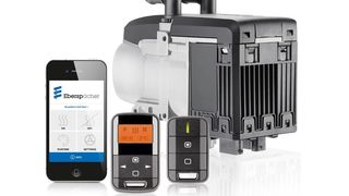 Die neue Standheizung Hydronic S3 Economy von Eberspächer lässt sich sowohl über die Smartphone-App (links) als auch über die beiden Funkfernbedienungen (Mitte und rechts) fernsteuern. (Eberspächer)