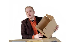 Nordpack-Produktmanager 
Jörg Baumann präsentiert den Quick-Lock-Schnellverschluss 
für Faltschachteln, den Anfang 
der Multi-Cargo-Systemreihe. 
Inzwischen bietet man sogar 
Speziallösungen für den Trans-
port von Airbags an. Bild: Maienschein (Archiv: Vogel Business Media)