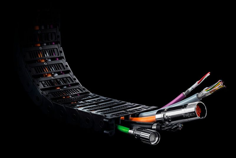 Mit dem Heluchain System zeigt Helukabel auf der SPS eine innovative Systemlösung für lineare Bewegungsanwendungen in Maschinen- und Anlagenbau und Automation.  (Bild: Helukabel)