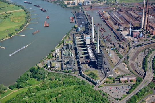 Duisport und Thyssenkrupp Steel Logisitcs können ihre Expertisen in Sachen Logistik nun rechtlich abgesegnet miteinander kombinieren. Das geschieht über ein Joint Venture. Hier der Blick auf den Hafen Duisburg Schwelgern, der davon auch profitieren wird. Nun zu den Details ...(Bild:  Thyssenkrupp Steel Europe)
