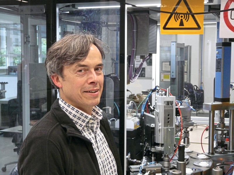 Bild 2: Stefan Vietz, Elektrokonstrukteur am Standort Erlangen, erarbeitet mit anderen Key Usern eine standardisierte E-CAD-Plattform auf Basis von Eplan. (Bild: Schaeffler Sondermaschinenbau)