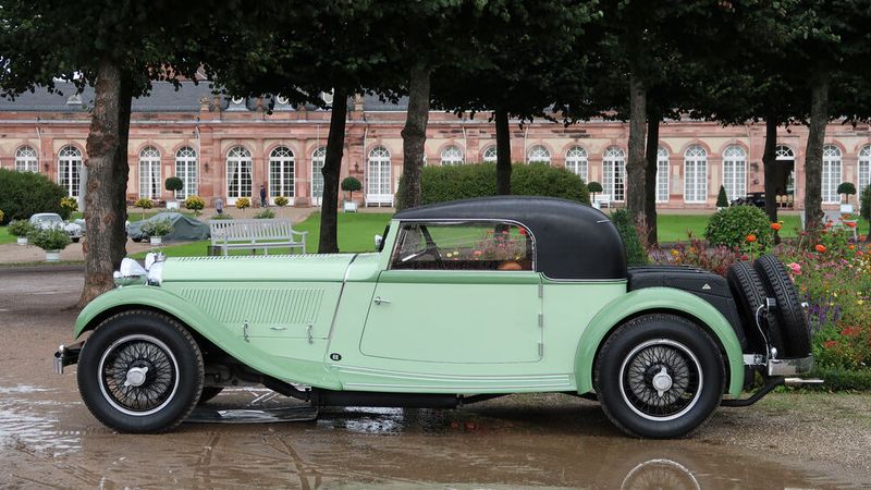 Austro-Daimler ADR 635 Bergmeister, „Best of Show“ des zweiten Concours of Elegance Germany. Wegen der am Tegernsee recht eng geparkten Vorkriegsfahrzeuge hier ein Bild, aufgenommen während der Classic-Gala Schwetzingen 2023. Man beachte die Position des Lenkrads und das GFK-Hardtop. (Bild: Peter Diehl)