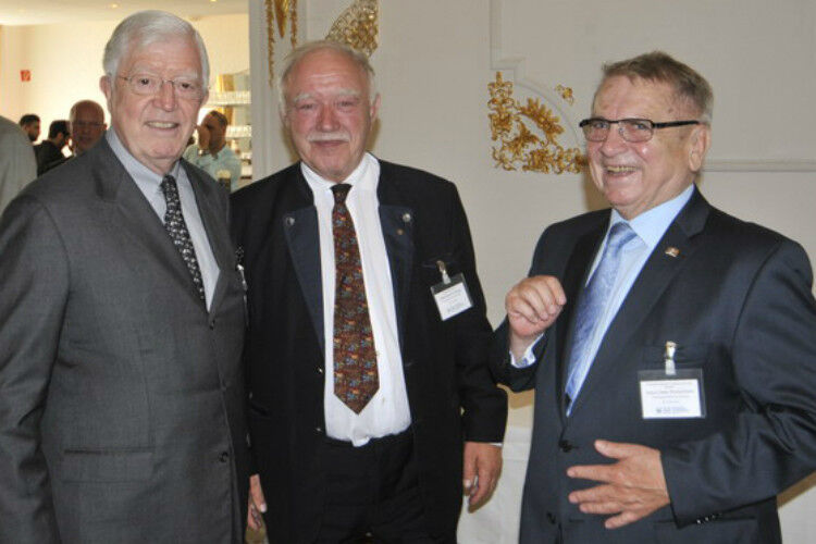 Präsidentenrunde (v.li.): Robert Rademacher (ZDK-Präsident), Bernhard Enning (ZDK-Ehrenpräsident) und Klaus Dieter Breitschwert, Präsident des Kfz-Gewerbes Bayern. (Foto: Zietz)