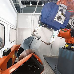 In der standardisierten Kompaktschweißzelle Kuka flexible Cell spot wird das Aluminiumbauteil  zunächst durch Punktschweißen bearbeitet. 