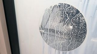 Zuverlässig und prozesssicher fertigen: Die Klarsichtfolie Clear Sight sorgt für transparente Schutzverglasung an Werkzeugmaschinen selbst bei umherspritzendem Kühlschmiermittel. (Bild: Coolant Sentinel)