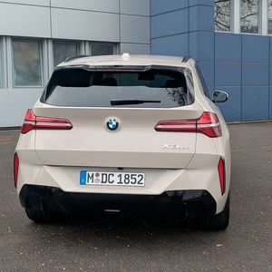 Auf ein durchgehendes Leuchtenband verzichtet BMW beim X3 zugunsten einer klassischen Optik.(Bild:  Mauritz – VCG)