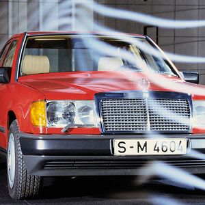 Die Mercedes 200 D bis 300 E der Baureihe W124 überraschten 1984 mit cw-Bestwerten und dem Mut zu dynamischen Formen. Das charakteristische Heck zum Beispiel, das sich nach hinten verjüngt und an den seitlichen Oberkanten stark abgerundet war, wirkte sich günstig auf den Luftwiderstand aus und ging auf Versuche im Windkanal zurück. Diese aerodynamischen Optimierungen führten zu einem Luftwiderstandsbeiwert , der bei der Markteinführung 1984 je nach Typ 0,29 bis 0,30 betrug (spätere Versionen erreichten bis zu 0,26). Der W 124 unterbot damit den Audi 100 von 1982 mit einem cw-Wert von 0,30.(Bild:  Mercedes-Benz)