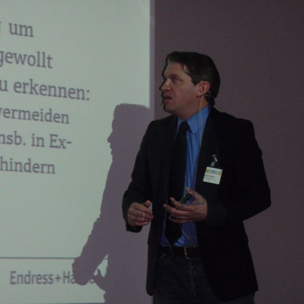Wie kann die Messtechnik zum sicheren Pumpenbetrieb beitragen? Auch das war Thema des Pumpen-Forums. Beispiel Durchflussmessung: Es gibt kein „bestes“ Durchflussmessverfahren, aber für den Anwendungsfall „das am besten ausgewählte“ Messverfahren. Peter Dietrich von Endress+Hauser weiß: „Das Messverfahren wird immer durch die Anforderung der Messaufgabe bestimmt.“ (Bild: Kempf/PROCESS)