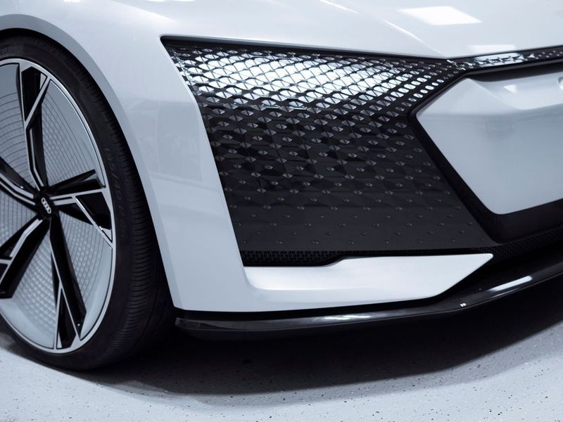 Außen am Aicon ersetzen Displayflächen die gewohnten Scheinwerfer. Sie können zwar  leuchten, aber auch Warnsignale absetzen. (Audi)