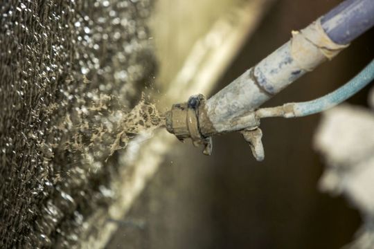 (Brandschutzputz einfach in der Anwendung: Spritzapplikation des Maxit ip 160. Bild: Maxit)