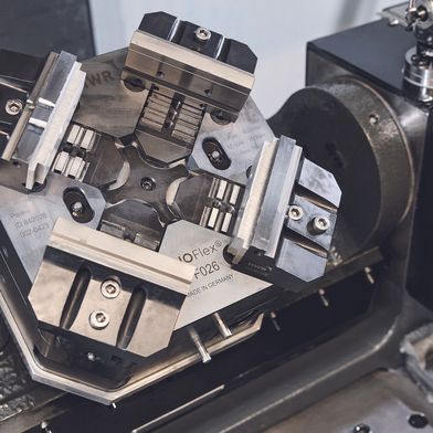Rolec verwendet den ausgleichenden 4-Backen-Zentrierspanner Ino-Flex von HWR Spanntechnik in zwei Baugrößen, hier das Ino-Flex VF026 mit 235 mm Futtergröße. (Bild: HWR Spanntechnik/Michael Trappmann)