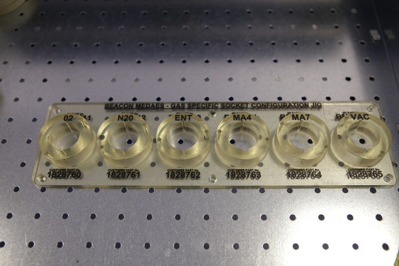 PolyJet-Montagevorrichtung mit Kundenbauteilkennziffer, verwendet als Ausschussprüflehre. (Bild: Rutland Plastics)