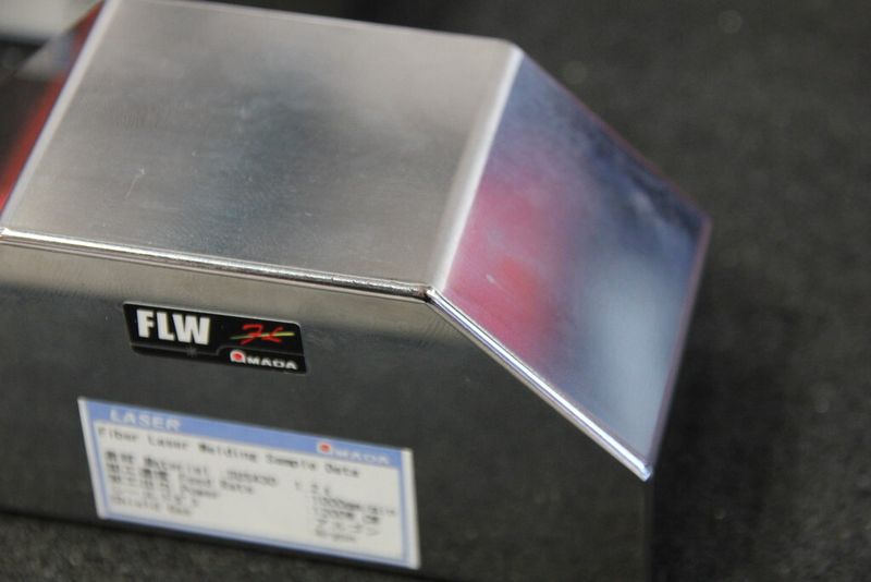 Eine präzise und fast poliert wirkenden Kantennaht in Edelstahl, entstanden durch die Weaving-Technologie. (Bild: Königsereuther)