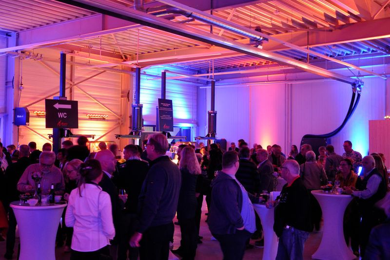 Selbst die Werkstatt wurde zur Partyzone. (Wehner / »kfz-betrieb«)