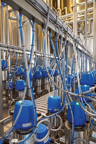 Ventilknoten aus vermischungssicheren Gea Varivent-Doppelsitzventilen für die Hefereinzucht mit zentraler Verteilung von Rückmeldung und Luftzuführung (Bild: Gea)