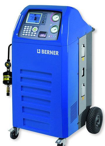 Die Klimaservicestation „Pkw / Lkw“ ist ein Universalgerät für R134a, das über zwei Frischölkreisläufe für PAG- und PAO-Öle verfügt. (Foto: Berner)