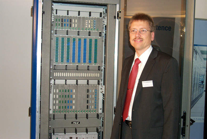 Karl-Josef Hackmann von Euromicron erklärt die Anbindung des Backbone-Netzes auf Basis von Lichtwellenleiter-Technologien sowie die Verkabelung mit der Leitzentrale. (Archiv: Vogel Business Media)