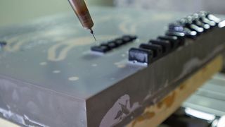 Bei der Zerspanung der Formen gelten hohe Genauigkeitsanforderungen, um eine durchgängige Qualität über die gesamte Produktpalette zu gewährleisten. (Bild: DMG Mori)