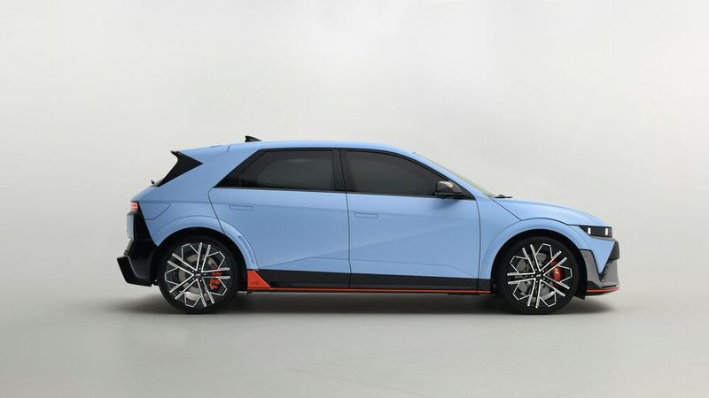 Auf den geschmiedeten 21-Zoll-Alu-Rädern sitzen 275/35R21 Pirelli P-Zero-Reifen. (Bild: Hyundai)