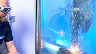 Was da unter Wasser so vor sich hinbrizzelt markiert laut Laser-Zentrum Hannover die ersten Schritte zu einer Möglichkeit, mit der Stahlstrukturen per Roboter und Laser-3D-Druck nebst KI günstiger und komplikationsfreier repariert werden können ... (Bild: LZH)