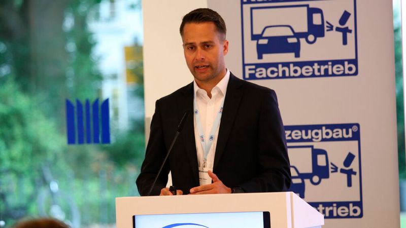 Alois Schorr, MAN Truck & Bus SE, zeigte in seinem Fachvortrag auf, wie die Einbauposition der Kamera ab Modelljahr 2025 verändert werden darf. (Bild: Klasing)