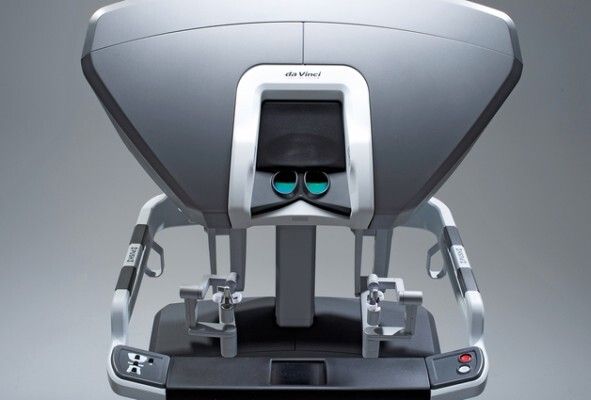 Red Dot Award 2015 - Operationsrobotor da-Vinci-Xi-Chirurgiesystem von Hersteller Intuitive Surgical, USA: Das da-Vinci-Xi-Chirurgiesystem erweitert die Möglichkeiten des Operateurs während eines minimal-invasiven Eingriffs. Dem Benutzer wird eine dreidimensionale HD-Ansicht des Operationsfeldes präsentiert, die das Sichtfeld des menschlichen Auges um ein Zehnfaches vergrößert. Die manuelle Steuerung erlaubt es, kleinste Instrumente mit hoher Präzision in mehr Freiheitsgraden zu drehen und zu beugen, als es dem menschlichen Handgelenk möglich ist. Die neu entwickelte Teleskoparm-Architektur vergrößert die Reichweite des Systems und verschafft dem Chirurgen mehr Platz. (Bild: Red Dot)